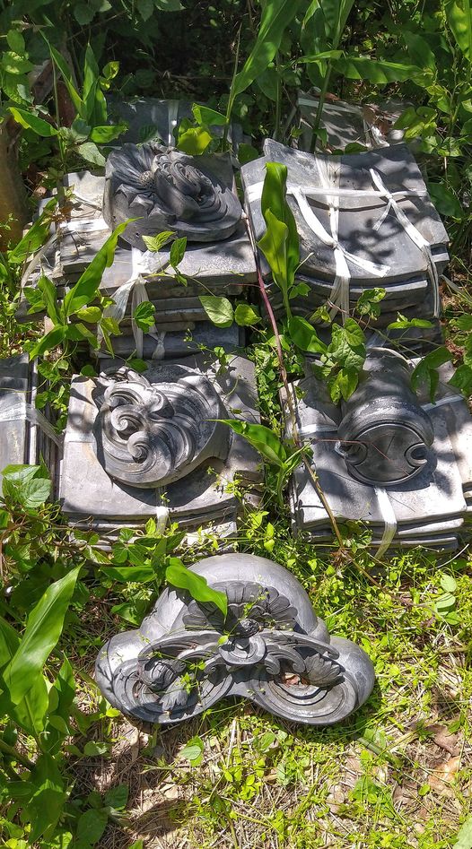 On-site survey of the site of a multi-story tenement house being designed in Suginami. Last month tiles brought from a building in Iga are in the garden.